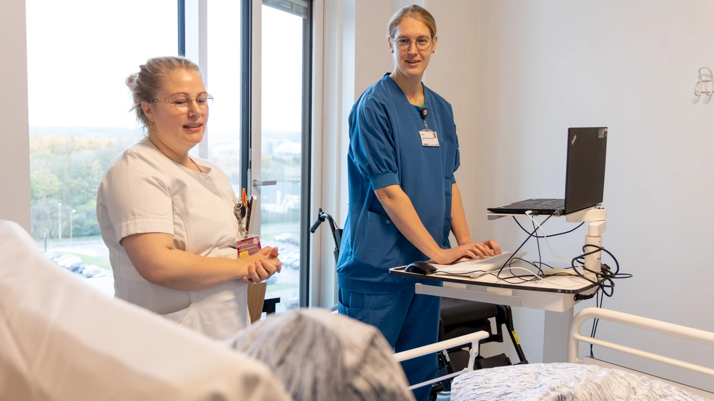 To sundhedsprofessionelle ved hospitalsseng