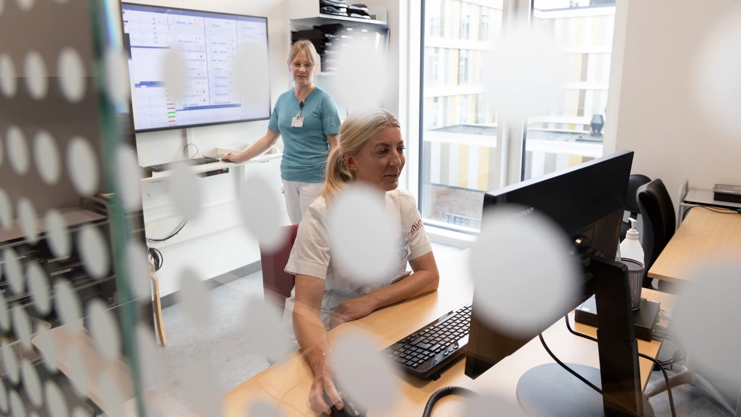 Sundhedspersonale i kontor